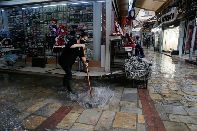 İzmir'de etkili olan sağanak su baskınlarına neden oldu